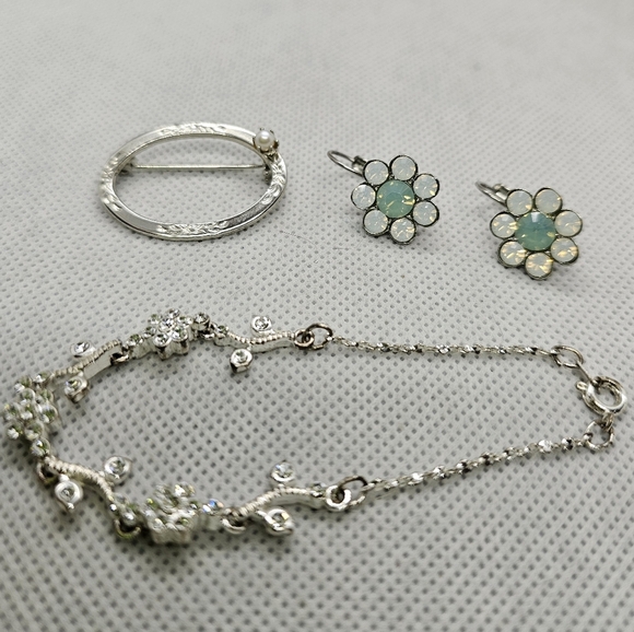 Vintage Silvertone Jewelry Lot - Picture 3 of 7